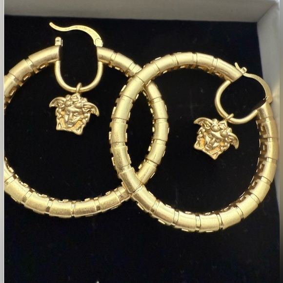 Gold Iconic Medusa Charm Hoop
Earrings✨Fashion‼️Full Inclusion Comes W Box 🎁 - Picture 2 of 14